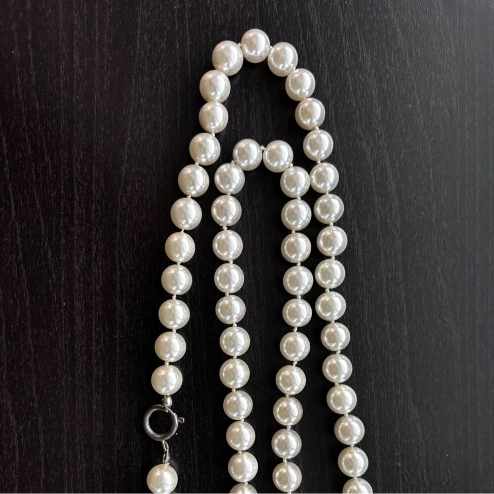 Vintage Chanel Faux Pearl Strand Necklace 31" Long With Logo Clasp - Picture 3 of 5